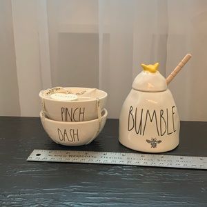 Rae Dunn pinch dash bumble